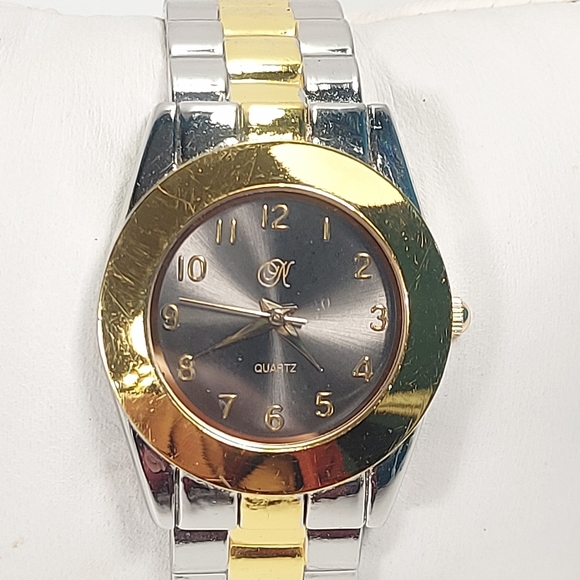 La Rochelle Gold Silver Tone Clamshell Bracelet Ladies Watch, New Battery - Picture 2 of 8